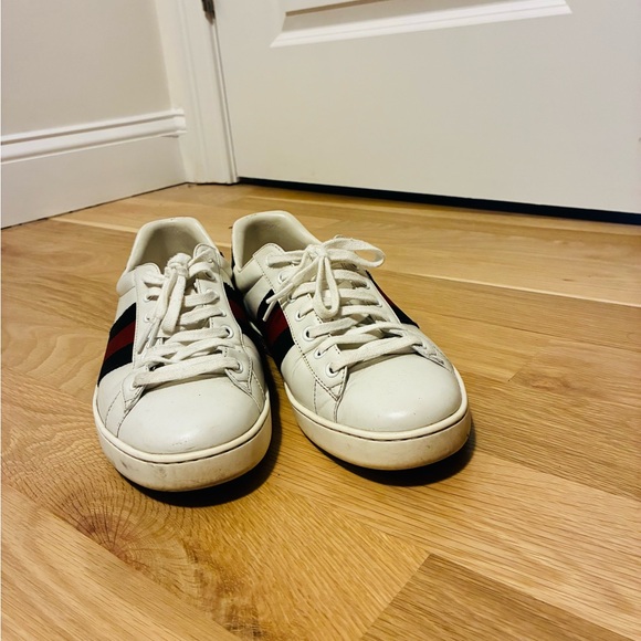 Gucci Men's White Sneakers with Black and Red Stripes - Picture 3 of 7